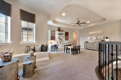 Großes, Offenes Klassisches Wohnzimmer ohne Kamin mit beiger Wandfarbe, Teppichboden und beigem Boden in Dallas