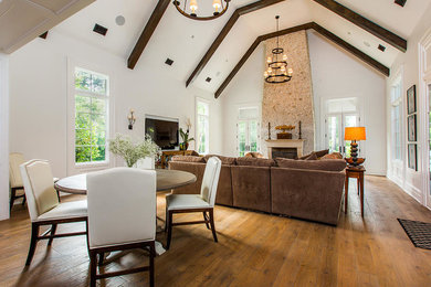 Diseño de sala de estar clásica grande con paredes blancas y suelo de madera en tonos medios
