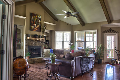 Mittelgroßes, Offenes Klassisches Wohnzimmer mit beiger Wandfarbe, braunem Holzboden, Kamin und Kaminumrandung aus Stein in Raleigh