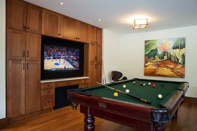 バンクーバーにある中くらいなトラディショナルスタイルのおしゃれなオープンリビング (ゲームルーム、壁掛け型テレビ) の写真