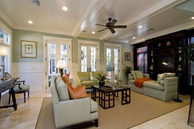 Modelo de sala de estar tradicional grande con paredes azules, suelo de mármol, pared multimedia y suelo beige