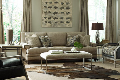 Modelo de sala de estar abierta contemporánea de tamaño medio sin chimenea y televisor con paredes grises y suelo de madera en tonos medios
