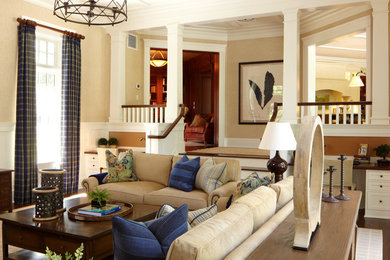 Imagen de sala de estar tradicional de tamaño medio con paredes beige