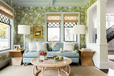 Cette image montre une salle de séjour traditionnelle avec un mur multicolore, un sol en bois brun et un sol marron.
