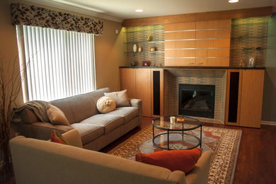Exemple d'une salle de séjour rétro avec une cheminée standard, un manteau de cheminée en carrelage et un téléviseur dissimulé.