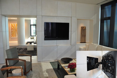 Идея дизайна: большая открытая гостиная комната в современном стиле с телевизором на стене, белыми стенами, ковровым покрытием и разноцветным полом без камина