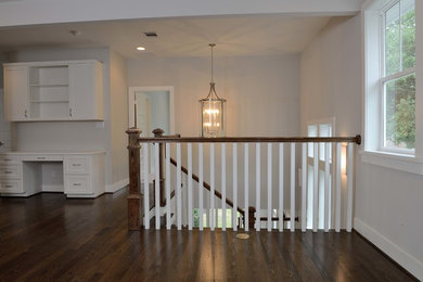 Modelo de sala de estar tradicional renovada de tamaño medio con paredes grises y suelo de madera oscura