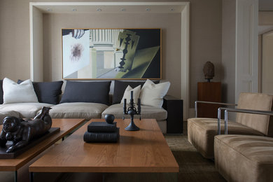 Ejemplo de sala de estar abierta contemporánea de tamaño medio con paredes beige, suelo de madera clara y suelo blanco
