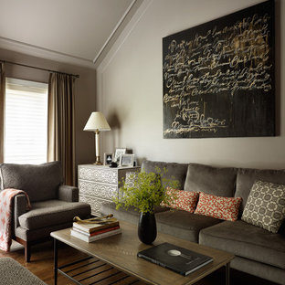 Idee per un soggiorno minimal di medie dimensioni e chiuso con pareti beige, parquet scuro, nessun camino e pavimento marrone