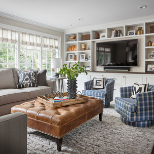Klassisches Wohnzimmer mit beiger Wandfarbe, dunklem Holzboden, Multimediawand und braunem Boden in New York