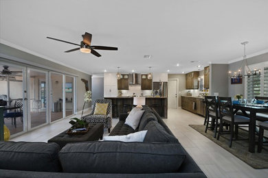 Стильный дизайн: большая открытая гостиная комната в стиле неоклассика (современная классика) с серыми стенами, полом из керамической плитки и телевизором на стене без камина - последний тренд