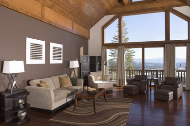 Imagen de sala de estar abierta actual de tamaño medio con paredes marrones y suelo de madera oscura