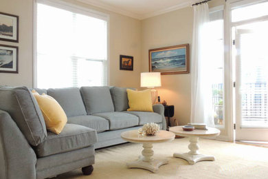 Foto de sala de estar abierta marinera pequeña con paredes beige, suelo de madera clara y pared multimedia