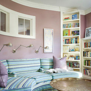 Idee per un soggiorno tradizionale chiuso con libreria e pareti viola