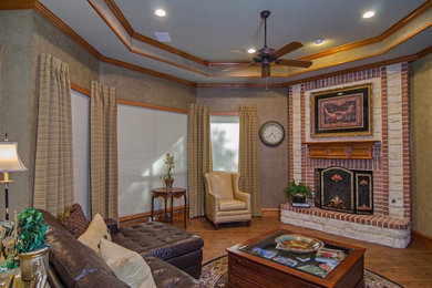 ダラスにあるトラディショナルスタイルのおしゃれなオープンリビング (緑の壁、セラミックタイルの床、コーナー設置型暖炉、レンガの暖炉まわり) の写真
