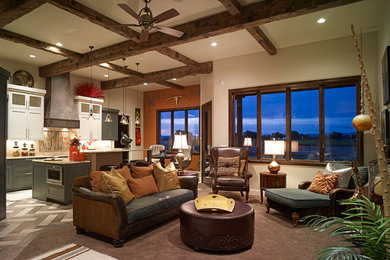 Modelo de sala de estar abierta mediterránea grande sin chimenea con paredes beige, televisor colgado en la pared y moqueta