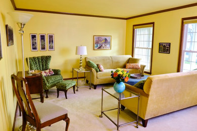 グランドラピッズにあるトランジショナルスタイルのおしゃれな独立型ファミリールーム (黄色い壁、カーペット敷き、暖炉なし、テレビなし) の写真