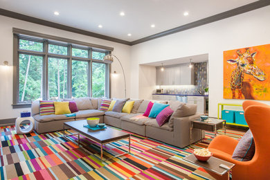 Diseño de sala de estar contemporánea grande con paredes blancas, suelo de baldosas de cerámica, pared multimedia y suelo multicolor