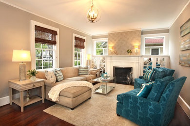 Пример оригинального дизайна: гостиная комната среднего размера в классическом стиле с бежевыми стенами, паркетным полом среднего тона, стандартным камином и коричневым полом без телевизора