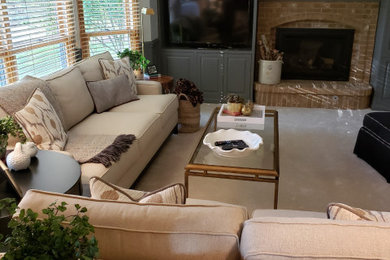 Foto de sala de estar abierta clásica de tamaño medio con paredes beige, moqueta, todas las chimeneas, marco de chimenea de ladrillo, pared multimedia y suelo blanco