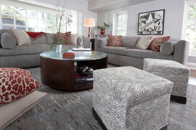Ejemplo de sala de estar abierta tradicional renovada de tamaño medio con paredes grises y suelo de madera en tonos medios