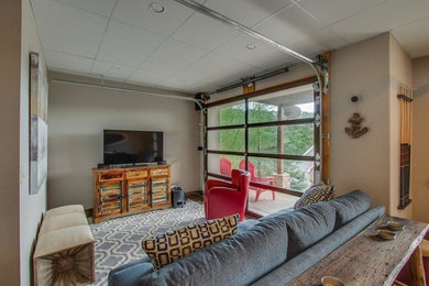 На фото: изолированная комната для игр среднего размера в классическом стиле с бежевыми стенами, темным паркетным полом и коричневым полом