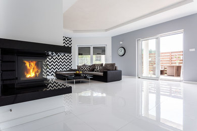 Modelo de sala de estar abierta actual grande con paredes grises y suelo blanco