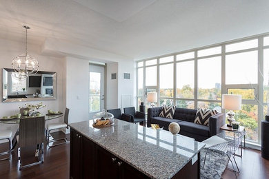 Mittelgroßes, Offenes Modernes Wohnzimmer ohne Kamin mit weißer Wandfarbe, braunem Holzboden und TV-Wand in Toronto