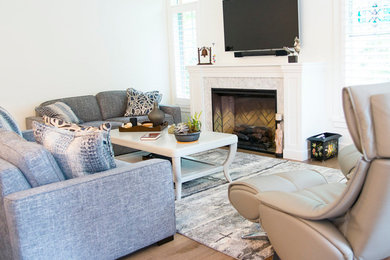 Example of a family room design in Toronto