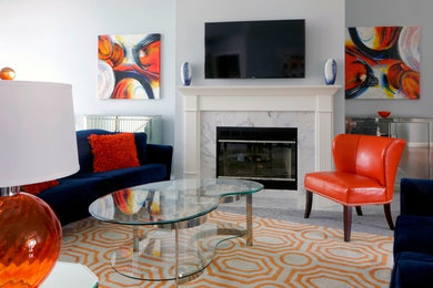 Свежая идея для дизайна: гостиная комната в современном стиле с серыми стенами, ковровым покрытием, стандартным камином и телевизором на стене - отличное фото интерьера