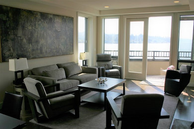 Imagen de sala de estar cerrada moderna de tamaño medio sin chimenea y televisor con paredes beige, suelo de madera clara y suelo marrón