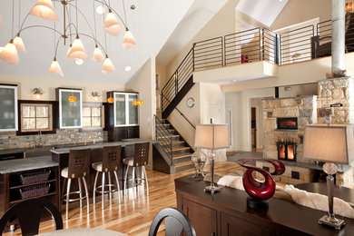 Offenes, Mittelgroßes Modernes Wohnzimmer mit Kamin, Kaminumrandung aus Stein, weißer Wandfarbe, braunem Holzboden und braunem Boden in Boston