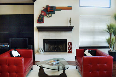 Пример оригинального дизайна: открытая гостиная комната среднего размера в современном стиле с стандартным камином, белыми стенами, паркетным полом среднего тона, фасадом камина из плитки и отдельно стоящим телевизором