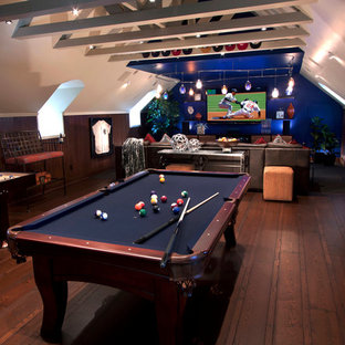 Foto de sala de juegos en casa actual con paredes azules y suelo marrón