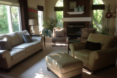 Immagine di un soggiorno design di medie dimensioni e chiuso con pareti beige, moquette, camino classico, nessuna TV e pavimento beige