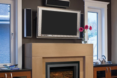 ポートランドにあるお手頃価格の中くらいなトランジショナルスタイルのおしゃれな独立型ファミリールーム (グレーの壁、濃色無垢フローリング、標準型暖炉、コンクリートの暖炉まわり、壁掛け型テレビ) の写真