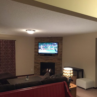 Mittelgroßes Modernes Wohnzimmer mit beiger Wandfarbe, Teppichboden, Eckkamin, Kaminumrandung aus Stein und Eck-TV in Minneapolis
