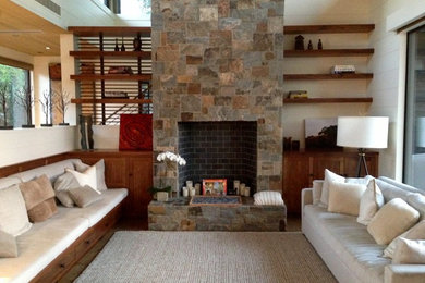 サンフランシスコにある高級な広い北欧スタイルのおしゃれな独立型ファミリールーム (白い壁、濃色無垢フローリング、標準型暖炉、タイルの暖炉まわり、茶色い床) の写真