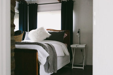 Imagen de sala de estar cerrada campestre pequeña con paredes blancas, suelo de pizarra y estufa de leña