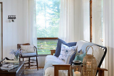 Imagen de sala de estar abierta romántica de tamaño medio con paredes blancas, suelo de madera clara, estufa de leña, marco de chimenea de baldosas y/o azulejos y panelado