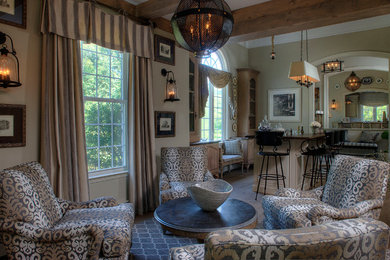 Diseño de sala de estar abierta de estilo de casa de campo grande sin chimenea con paredes beige y moqueta