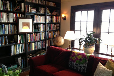 Diseño de sala de estar con biblioteca ecléctica de tamaño medio con paredes beige