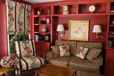 Diseño de sala de estar con biblioteca cerrada tradicional de tamaño medio sin chimenea y televisor con paredes rojas, moqueta y suelo beige