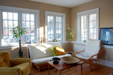 Mittelgroßes, Abgetrenntes, Fernseherloses Klassisches Wohnzimmer ohne Kamin mit beiger Wandfarbe, braunem Holzboden und braunem Boden in New York