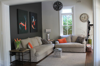 Immagine di un soggiorno contemporaneo di medie dimensioni e aperto con pareti grigie, parquet scuro e TV a parete