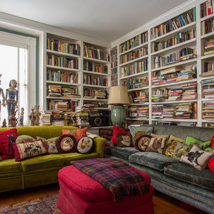 Ispirazione per un soggiorno boho chic con libreria e pavimento in legno massello medio