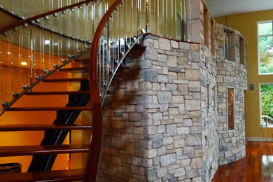 トロントにある高級な巨大なトラディショナルスタイルのおしゃれな階段の写真
