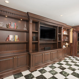 Große, Offene Klassische Bibliothek ohne Kamin mit Wand-TV, gelber Wandfarbe, Linoleum und buntem Boden in New York