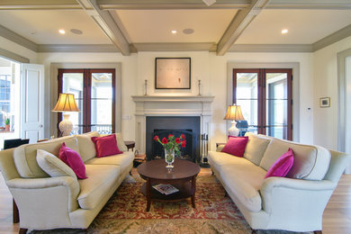 Foto de sala de estar tradicional con suelo de madera en tonos medios