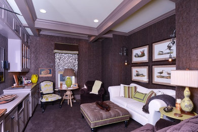 Ejemplo de sala de estar cerrada clásica de tamaño medio sin chimenea con paredes marrones, moqueta, televisor colgado en la pared y suelo marrón